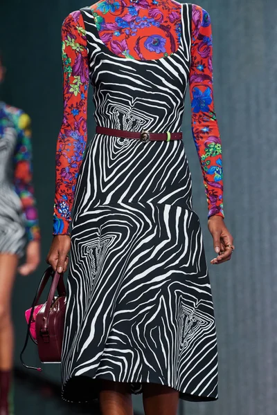 Look 100